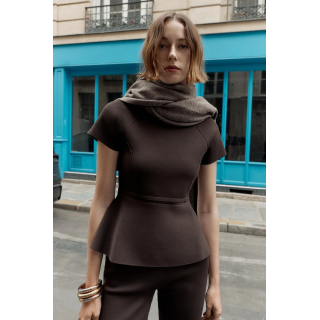 Топ с поясом и расклешенной крою