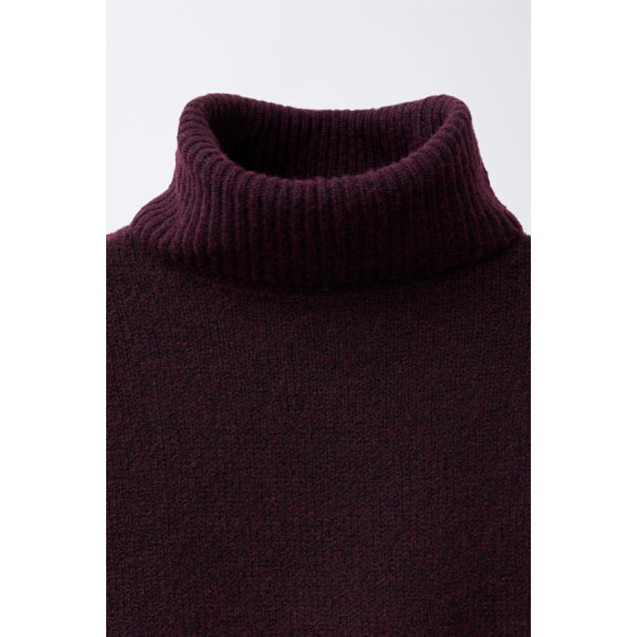 ОДНОТОННЫЙ СВИТЕР С ВОРОТНИКОМ-СТОЙКОЙ