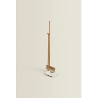 WOODEN DUSTPAN AND BRUSH SET