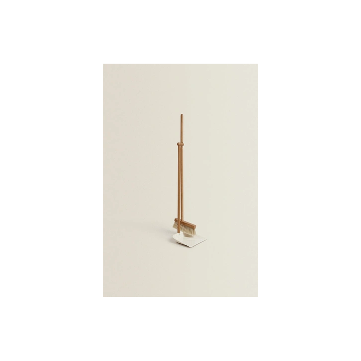 WOODEN DUSTPAN AND BRUSH SET