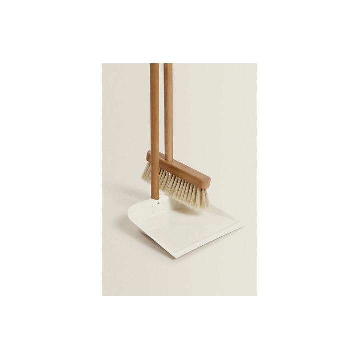 WOODEN DUSTPAN AND BRUSH SET