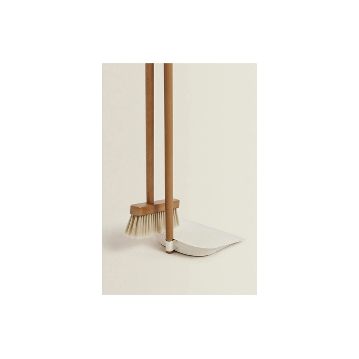 WOODEN DUSTPAN AND BRUSH SET