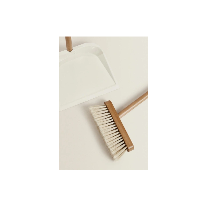 WOODEN DUSTPAN AND BRUSH SET