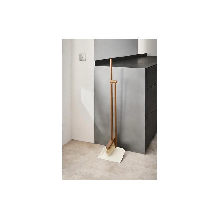 WOODEN DUSTPAN AND BRUSH SET