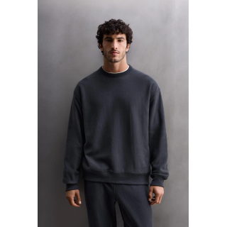 ТОЛСТОВКА С КРУГЛЫМ ВЫРЕЗОМ СВОБОДНОГО КРОЯ