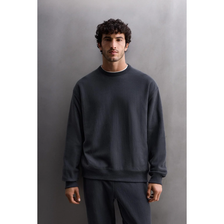 ТОЛСТОВКА С КРУГЛЫМ ВЫРЕЗОМ СВОБОДНОГО КРОЯ