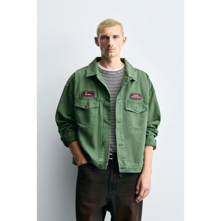 КУРТКА С ЭФФЕКТОМ ПОТЕРТОСТИ И НАШИВКАМИ