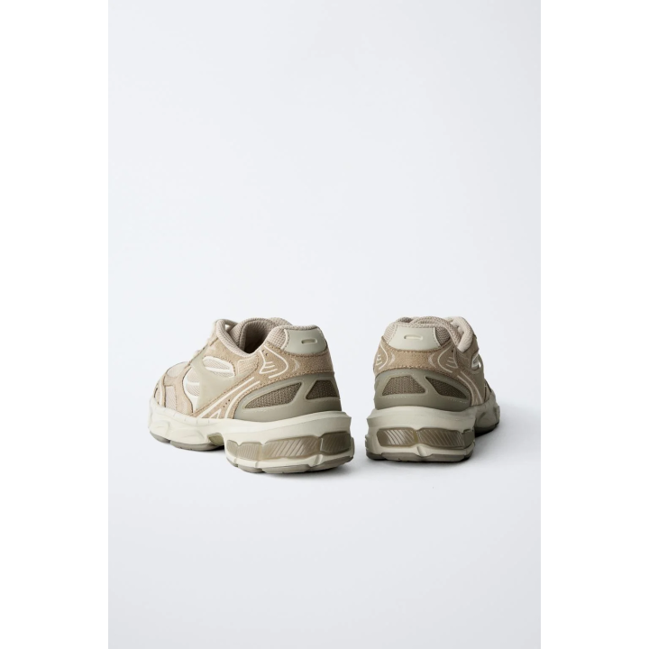 СПОРТИВНЫЕ КРОССОВКИ ИЗ РАЗНЫХ МАТЕРИАЛОВ