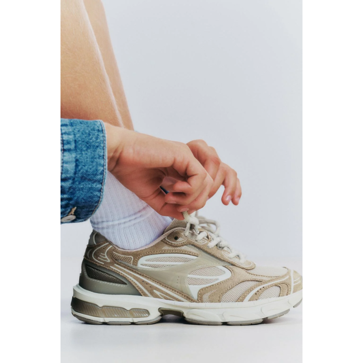 СПОРТИВНЫЕ КРОССОВКИ ИЗ РАЗНЫХ МАТЕРИАЛОВ