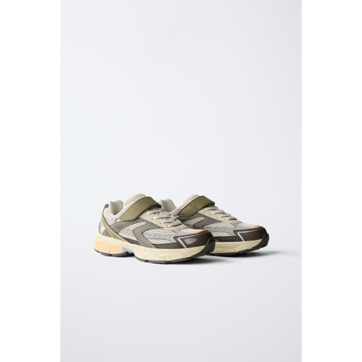 РАЗНОЦВЕТНЫЕ КРОССОВКИ