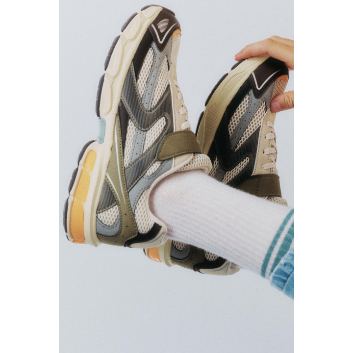 РАЗНОЦВЕТНЫЕ КРОССОВКИ