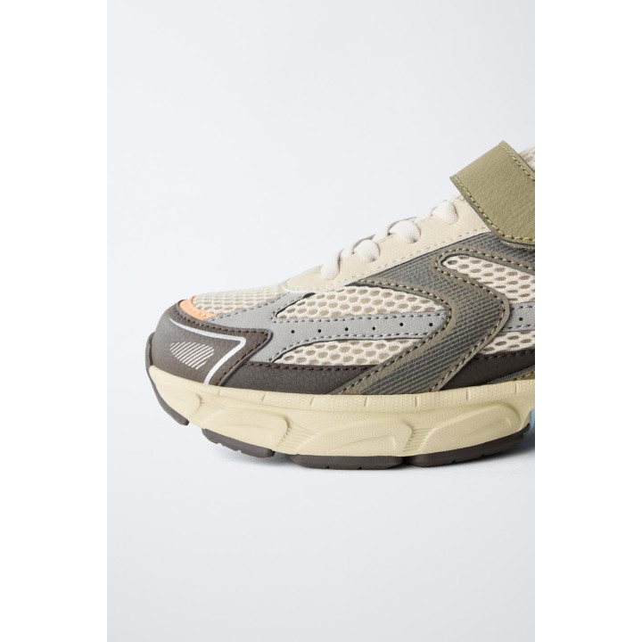 РАЗНОЦВЕТНЫЕ КРОССОВКИ