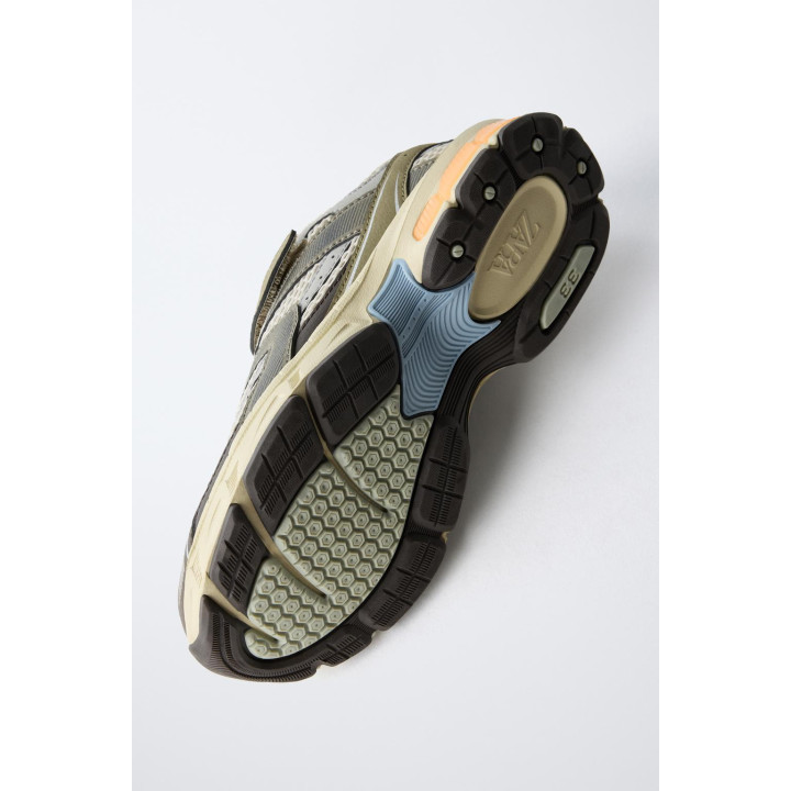 РАЗНОЦВЕТНЫЕ КРОССОВКИ