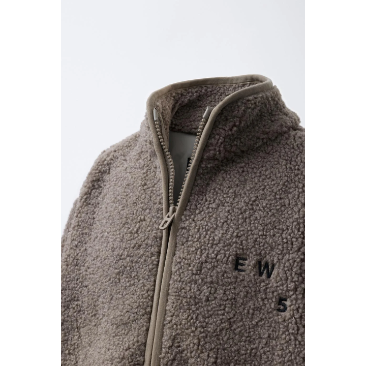 КУРТКА ИЗ ИСКУССТВЕННОЙ ОВЧИНЫ С ВЫШИВКОЙ