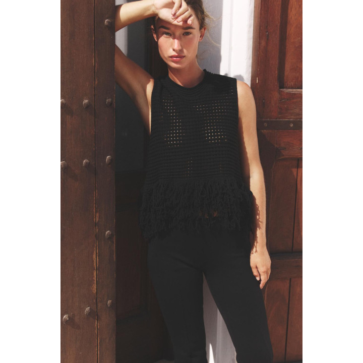 ТРИКОТАЖНЫЙ ТОП В КЛЕТКУ С БАХРОМОЙ