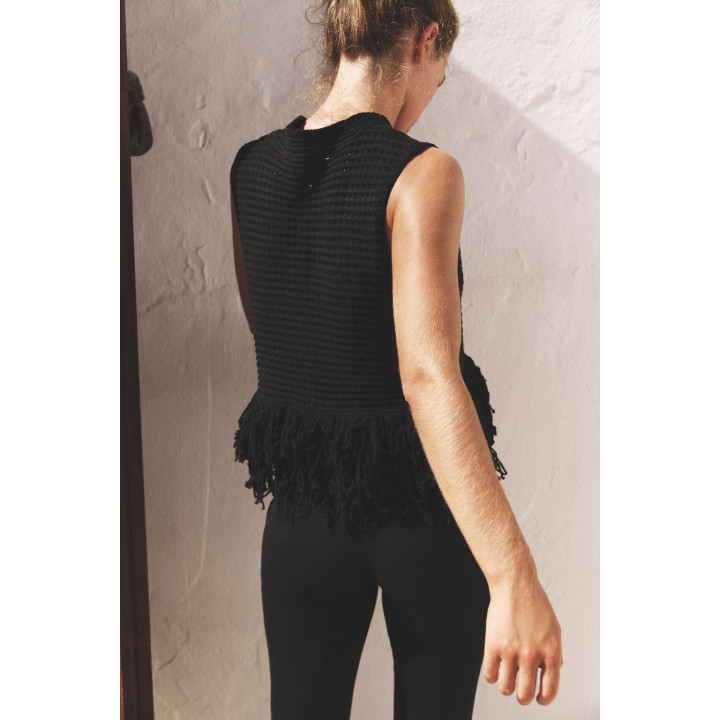 ТРИКОТАЖНЫЙ ТОП В КЛЕТКУ С БАХРОМОЙ