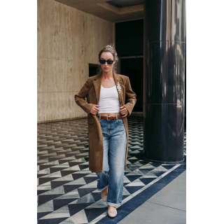 ПАЛЬТО-СЮРТУК ИЗ ЗАМШИ С БРОШЬЮ