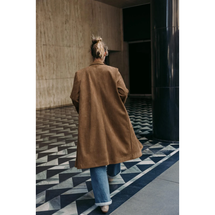 ПАЛЬТО-СЮРТУК ИЗ ЗАМШИ С БРОШЬЮ