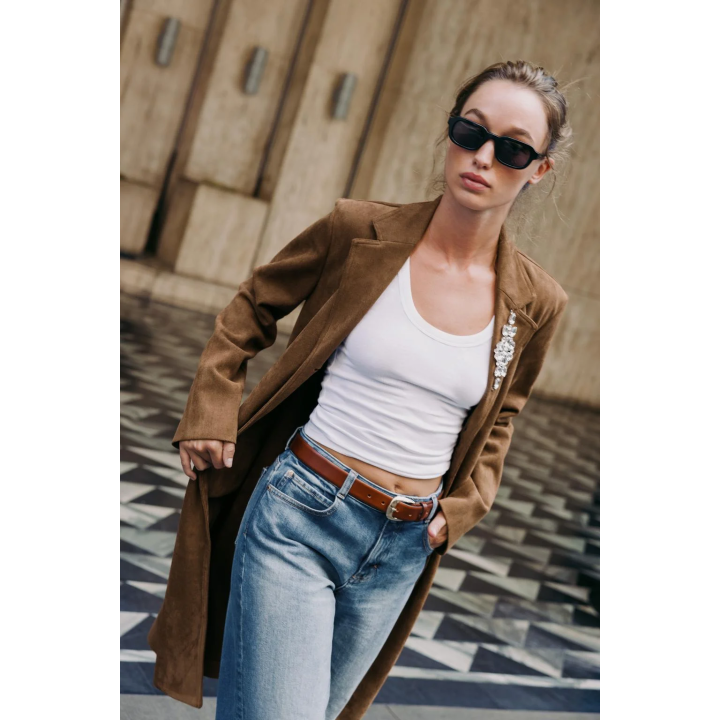 ПАЛЬТО-СЮРТУК ИЗ ЗАМШИ С БРОШЬЮ