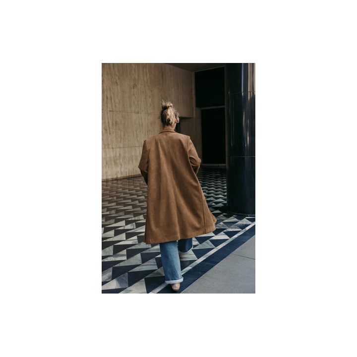 ПАЛЬТО-СЮРТУК ИЗ ЗАМШИ С БРОШЬЮ