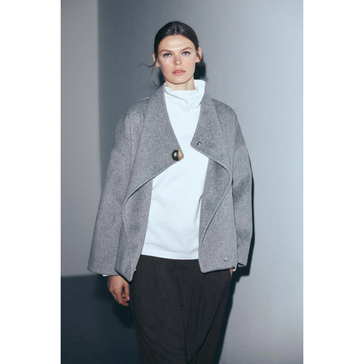 УКОРОЧЕННОЕ ПАЛЬТО ИЗ МЯГКОЙ ТКАНИ С ПУГОВИЦЕЙ