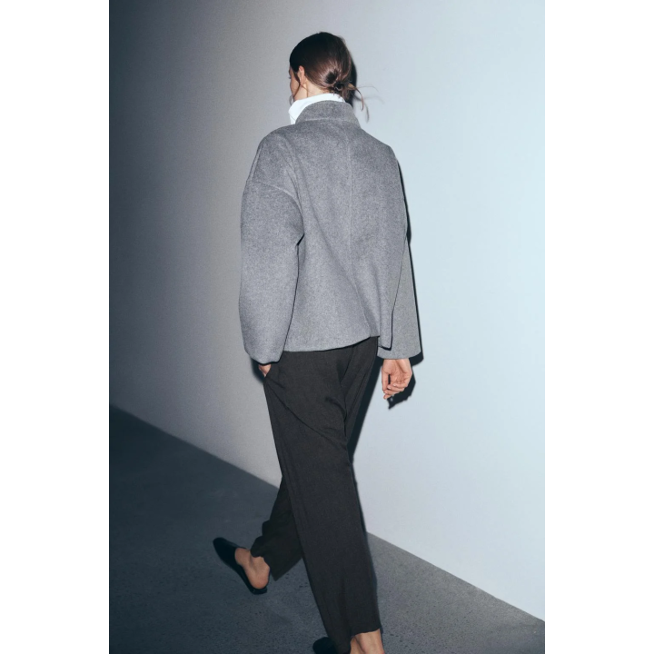 УКОРОЧЕННОЕ ПАЛЬТО ИЗ МЯГКОЙ ТКАНИ С ПУГОВИЦЕЙ