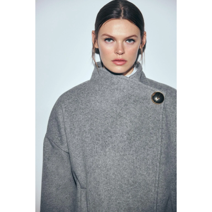 УКОРОЧЕННОЕ ПАЛЬТО ИЗ МЯГКОЙ ТКАНИ С ПУГОВИЦЕЙ