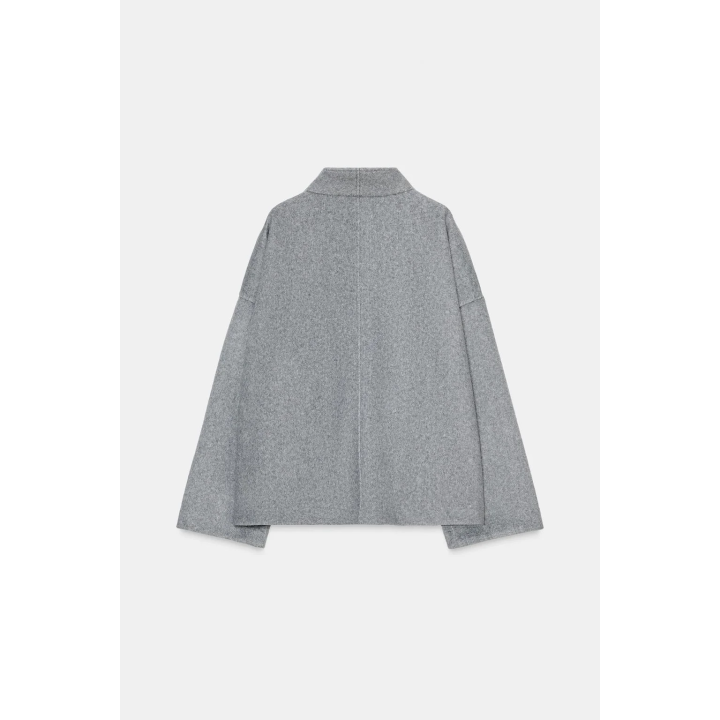 УКОРОЧЕННОЕ ПАЛЬТО ИЗ МЯГКОЙ ТКАНИ С ПУГОВИЦЕЙ