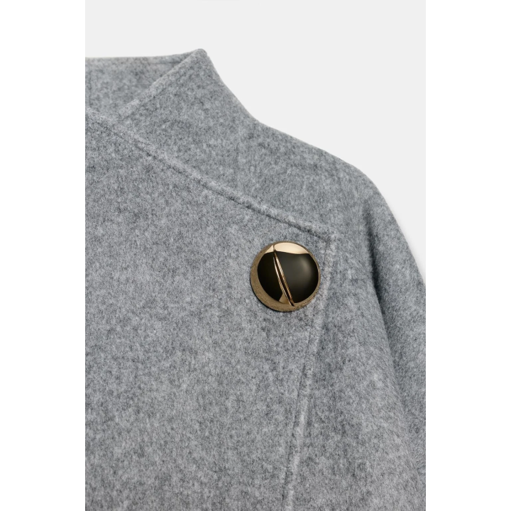 УКОРОЧЕННОЕ ПАЛЬТО ИЗ МЯГКОЙ ТКАНИ С ПУГОВИЦЕЙ