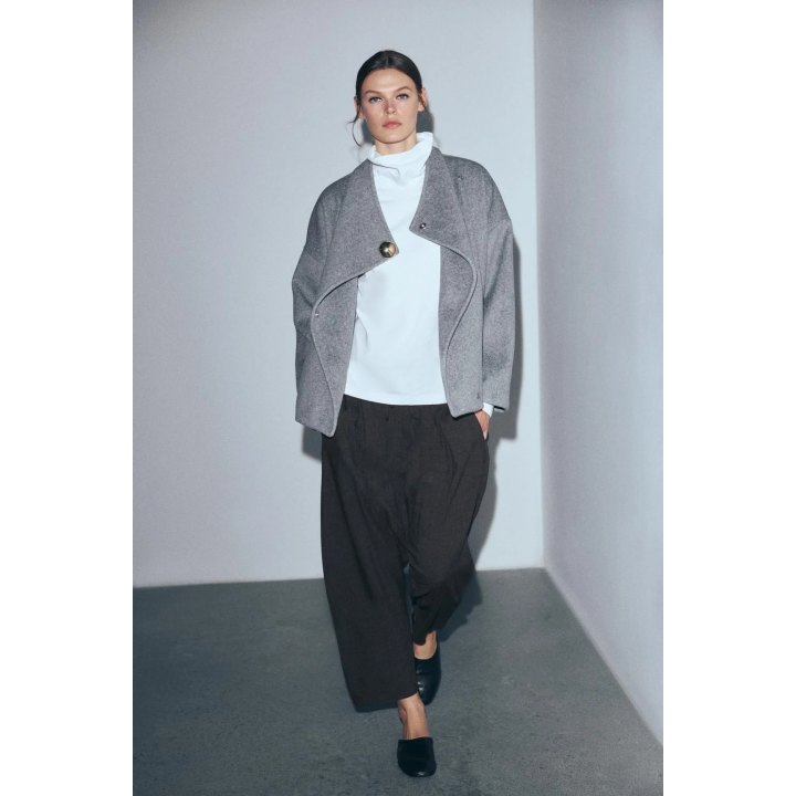 УКОРОЧЕННОЕ ПАЛЬТО ИЗ МЯГКОЙ ТКАНИ С ПУГОВИЦЕЙ