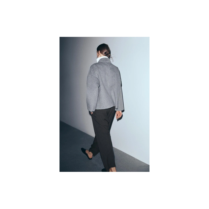 УКОРОЧЕННОЕ ПАЛЬТО ИЗ МЯГКОЙ ТКАНИ С ПУГОВИЦЕЙ