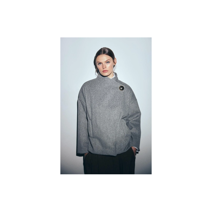 УКОРОЧЕННОЕ ПАЛЬТО ИЗ МЯГКОЙ ТКАНИ С ПУГОВИЦЕЙ