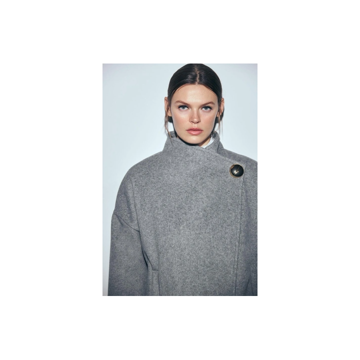 УКОРОЧЕННОЕ ПАЛЬТО ИЗ МЯГКОЙ ТКАНИ С ПУГОВИЦЕЙ