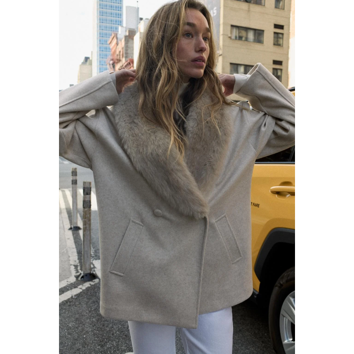 МЯГКОЕ ПАЛЬТО С ВОРОТНИКОМ ИЗ ИСКУССТВЕННОГО МЕХА