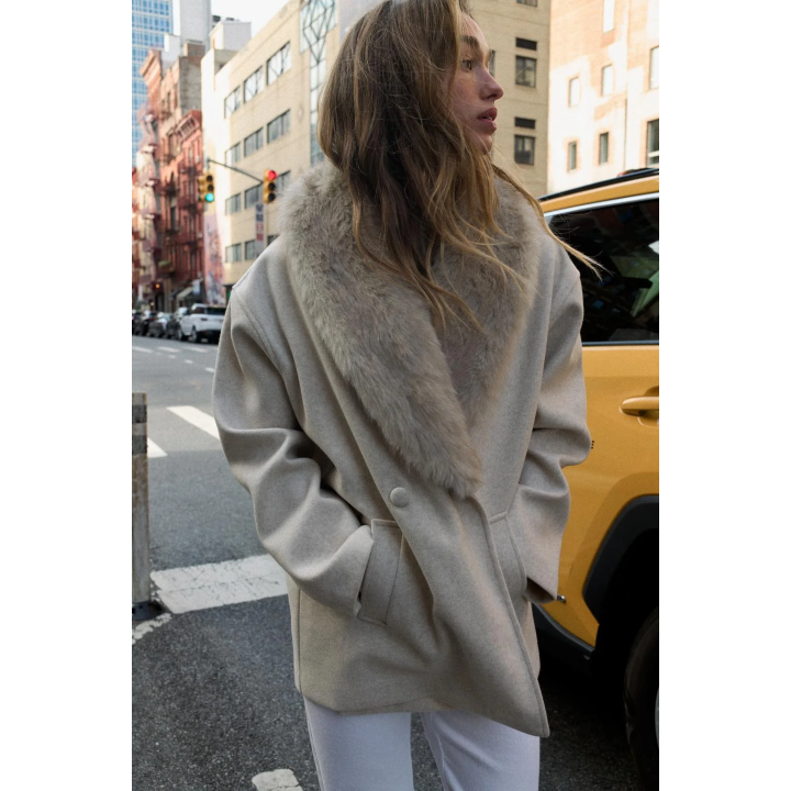 МЯГКОЕ ПАЛЬТО С ВОРОТНИКОМ ИЗ ИСКУССТВЕННОГО МЕХА