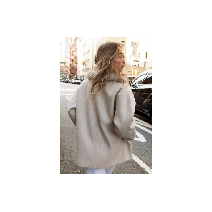 МЯГКОЕ ПАЛЬТО С ВОРОТНИКОМ ИЗ ИСКУССТВЕННОГО МЕХА