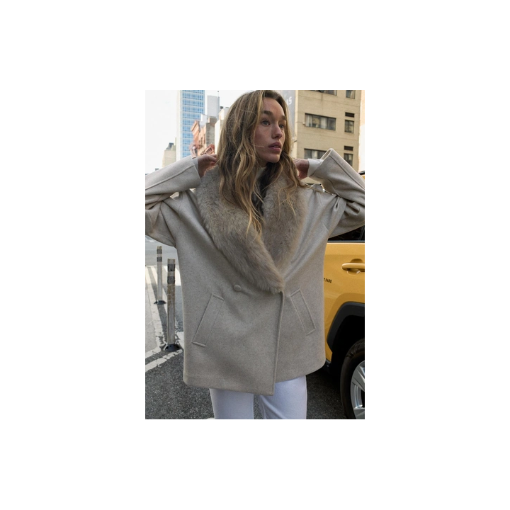МЯГКОЕ ПАЛЬТО С ВОРОТНИКОМ ИЗ ИСКУССТВЕННОГО МЕХА