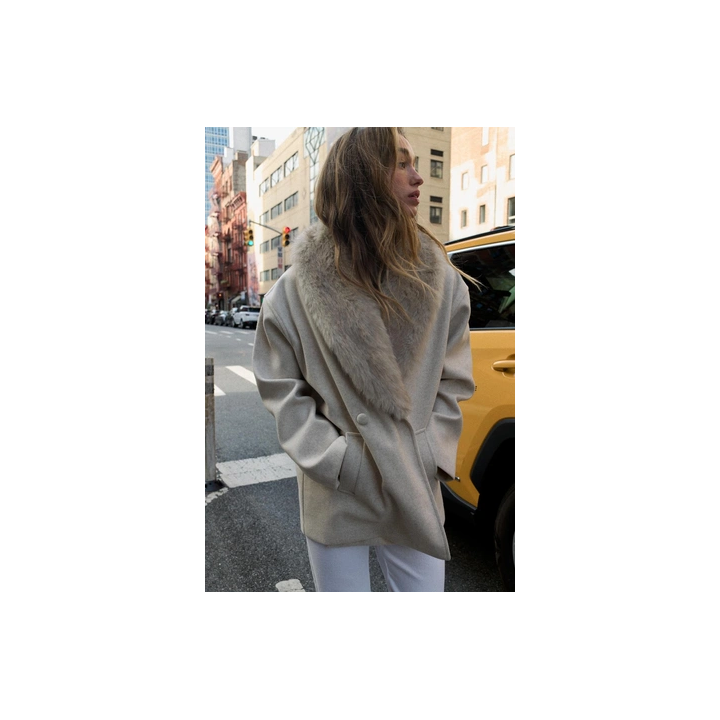 МЯГКОЕ ПАЛЬТО С ВОРОТНИКОМ ИЗ ИСКУССТВЕННОГО МЕХА