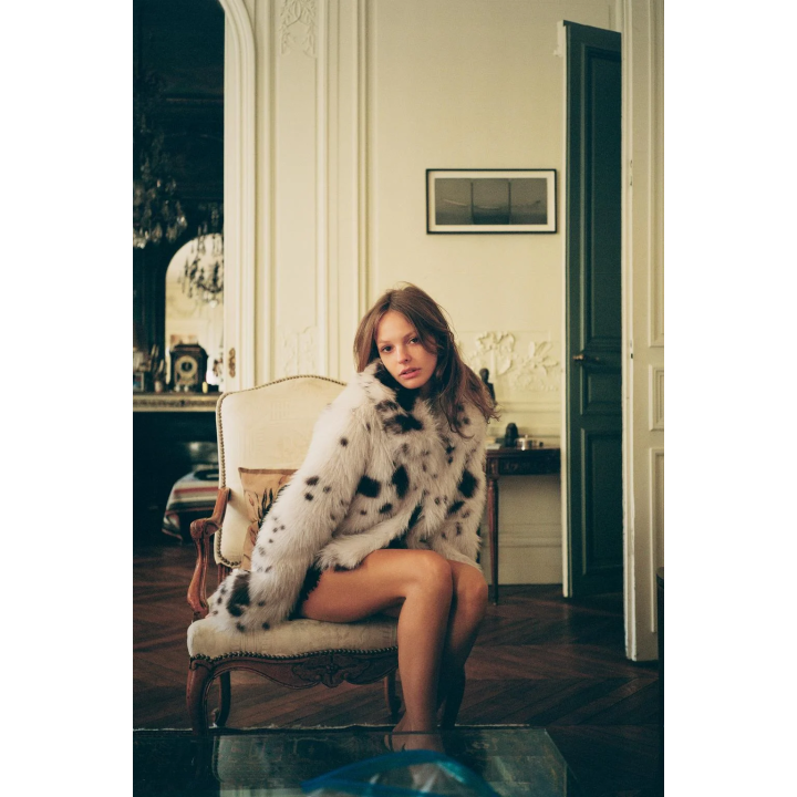 КОРОТКОЕ ПАЛЬТО ИЗ ИСКУССТВЕННОГО МЕХА С АНИМАЛИСТИЧЕСКИМ ПРИНТОМ