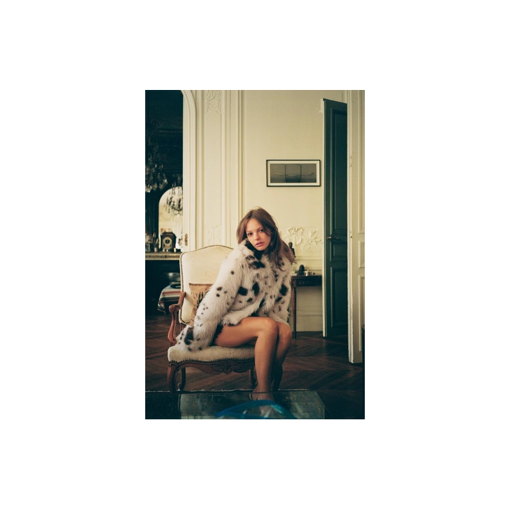 КОРОТКОЕ ПАЛЬТО ИЗ ИСКУССТВЕННОГО МЕХА С АНИМАЛИСТИЧЕСКИМ ПРИНТОМ