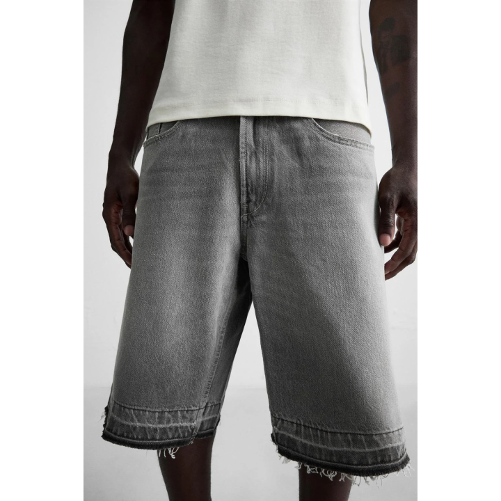 ДЖИНСОВЫЕ ШОРТЫ-БЕРМУДЫ СВОБОДНОГО КРОЯ