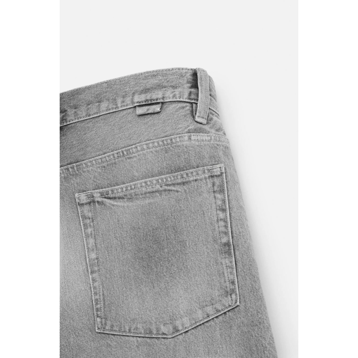 ДЖИНСОВЫЕ ШОРТЫ-БЕРМУДЫ СВОБОДНОГО КРОЯ