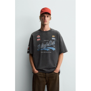 ФУТБОЛКА С ЛОГОТИПАМИ И ГРАФИЧЕСКИМ ПРИНТОМ