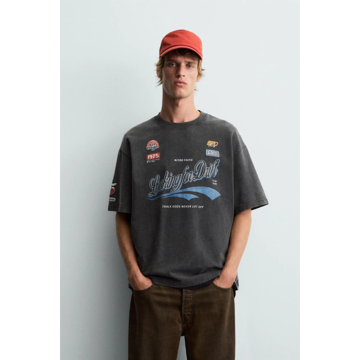 ФУТБОЛКА С ЛОГОТИПАМИ И ГРАФИЧЕСКИМ ПРИНТОМ