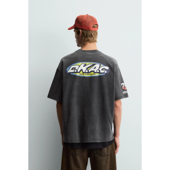 ФУТБОЛКА С ЛОГОТИПАМИ И ГРАФИЧЕСКИМ ПРИНТОМ