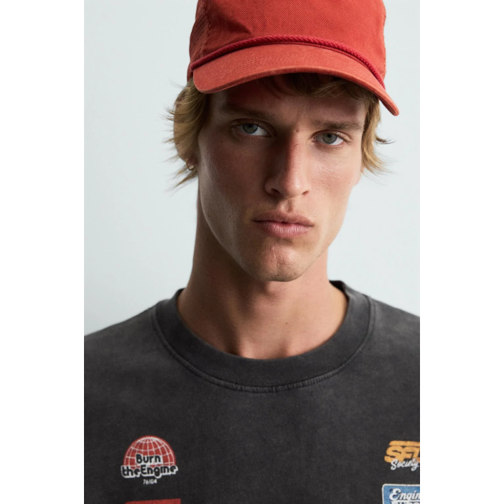 ФУТБОЛКА С ЛОГОТИПАМИ И ГРАФИЧЕСКИМ ПРИНТОМ