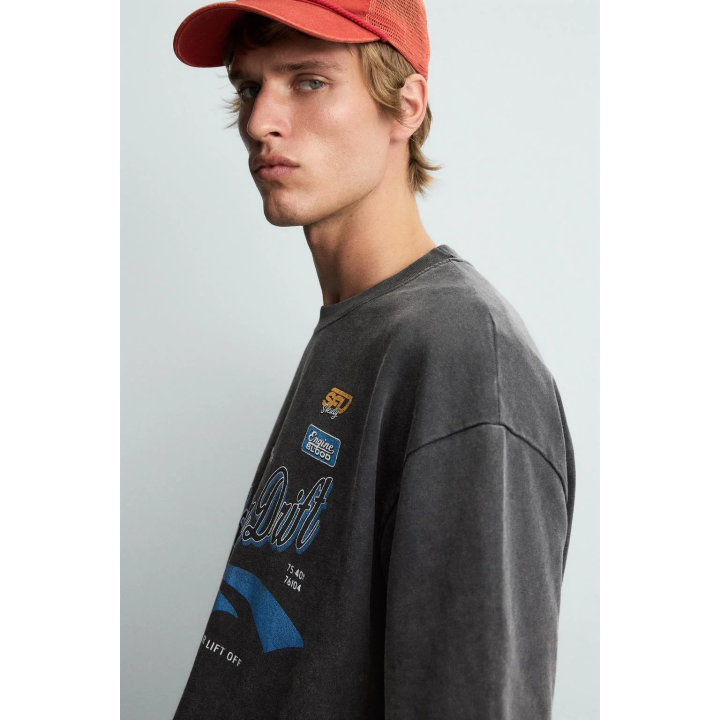 ФУТБОЛКА С ЛОГОТИПАМИ И ГРАФИЧЕСКИМ ПРИНТОМ