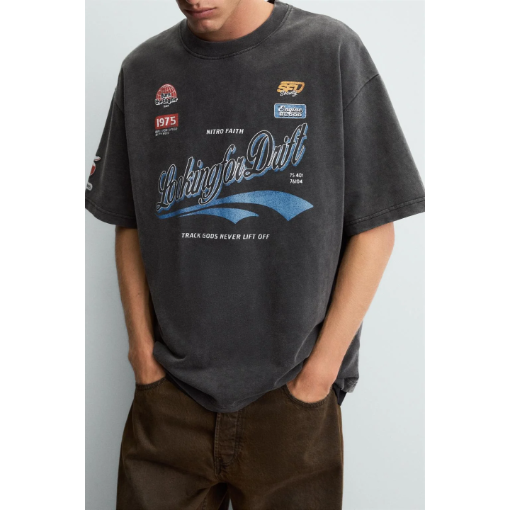 ФУТБОЛКА С ЛОГОТИПАМИ И ГРАФИЧЕСКИМ ПРИНТОМ