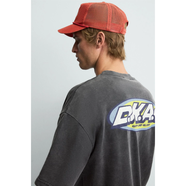 ФУТБОЛКА С ЛОГОТИПАМИ И ГРАФИЧЕСКИМ ПРИНТОМ