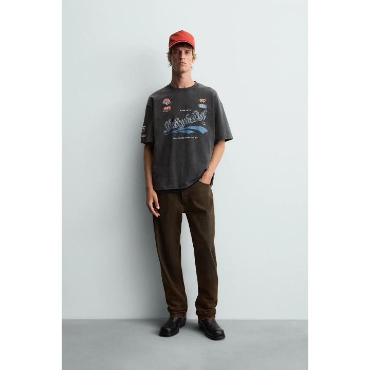 ФУТБОЛКА С ЛОГОТИПАМИ И ГРАФИЧЕСКИМ ПРИНТОМ